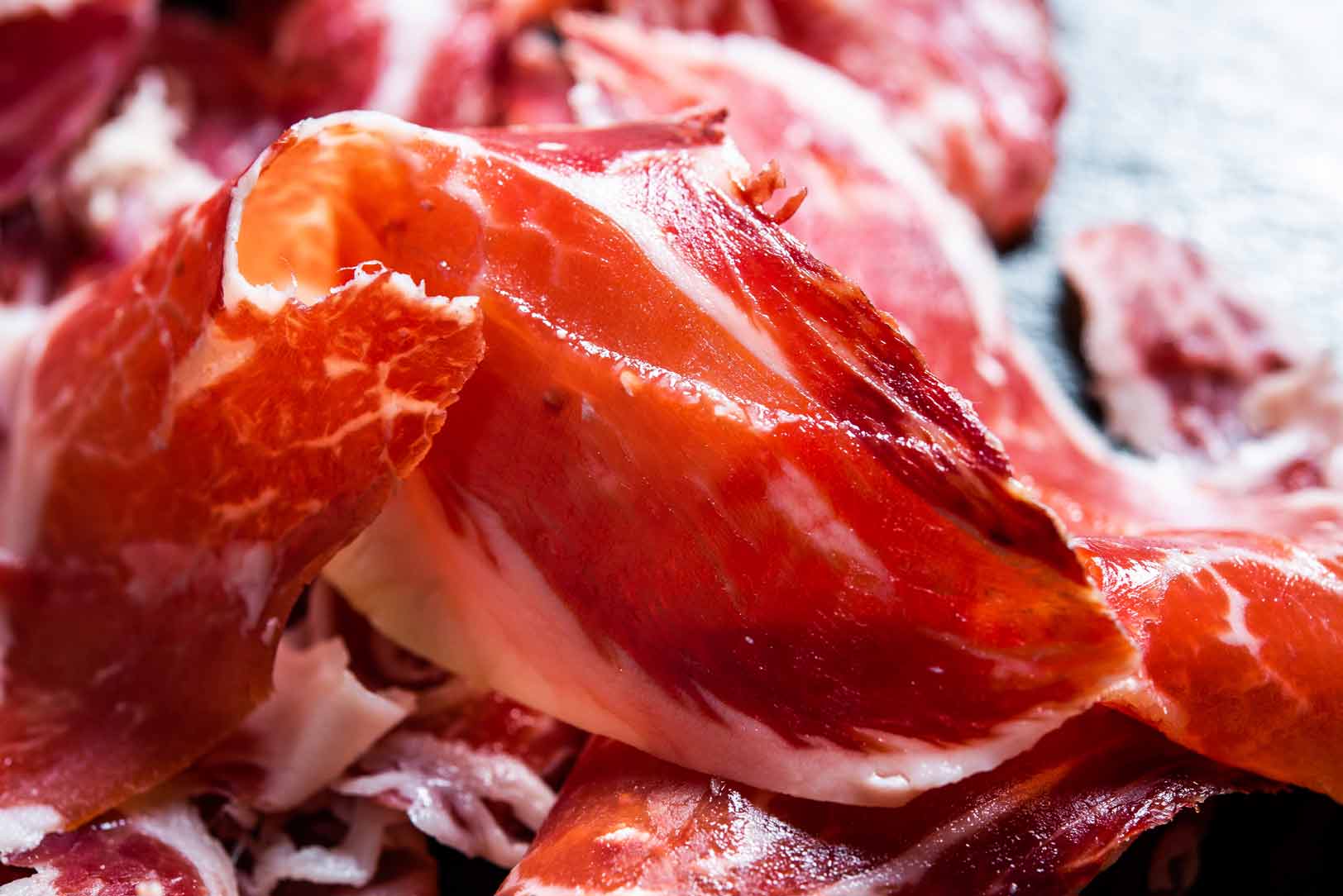 Detales de finas lonchas de jamón ibérico